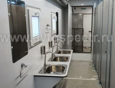 Мобильный санитарно-туалетный комплекс на базе полуприцепа